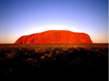 Ayers Rock（A massive reddish-brown rock located in the central part of ...
