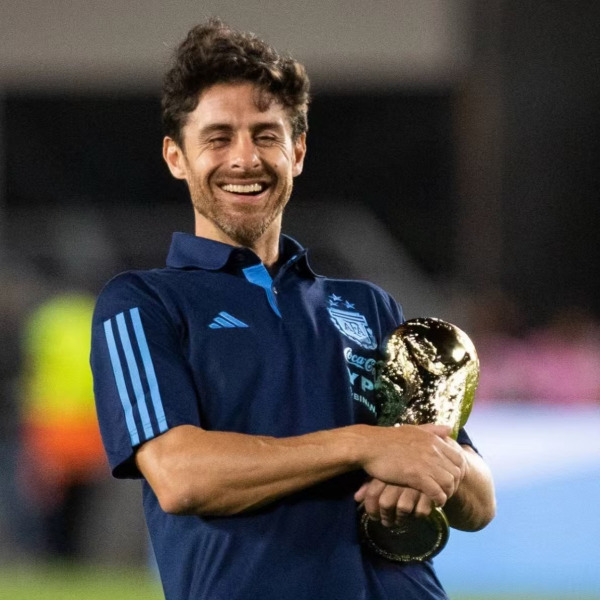 パブロアイマール　adidas ポスター　アルゼンチン代表　プレデターマニア パブロ・アイマール_百度百科