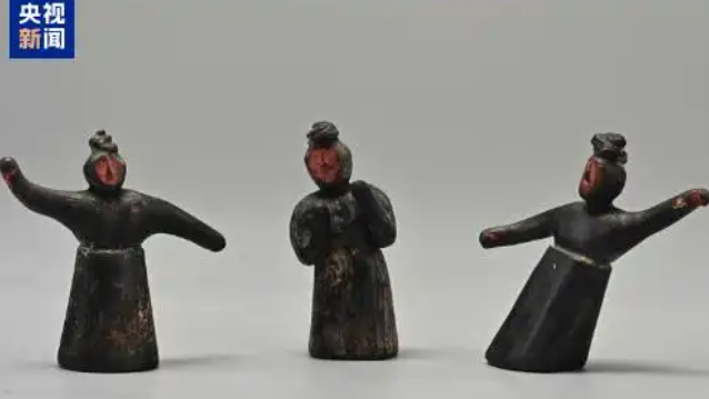 彩色が施され磨き上げられた黒陶の舞踊俑_百度百科