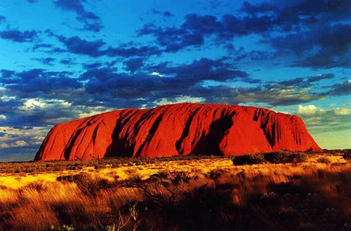 Ayers Rock（A massive reddish-brown rock located in the central part of ...