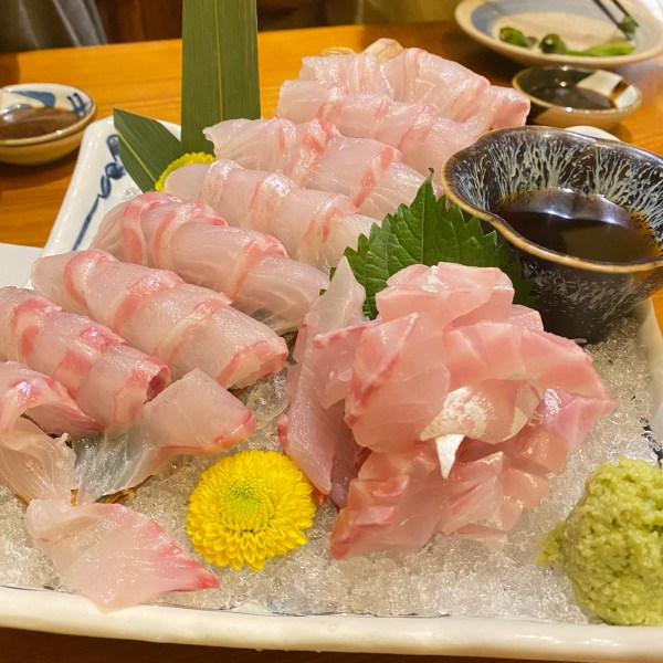 Sashimi（新鮮な魚介類を生のまま薄く切り、調味料をつけて食べる料理
