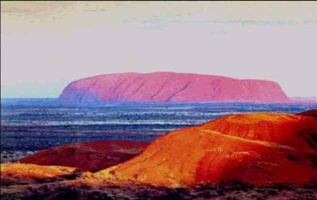 Ayers Rock（A massive reddish-brown rock located in the central part of ...