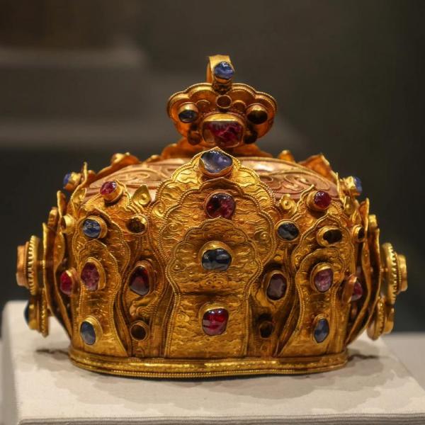 明代の金細工のルビーとサファイアの冠_百度百科
