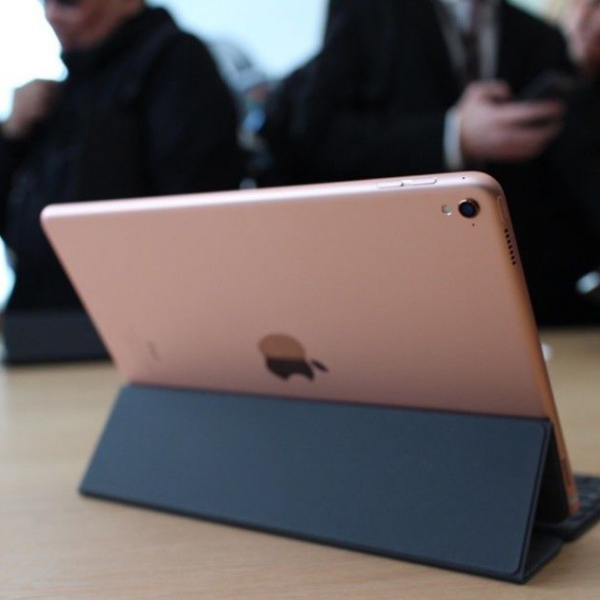 iPad Pro 9.7 Wi-Fi 32GB FM172LL/A 海外仕様 iPad Pro 9.7インチ Retinaディスプレイ Wi-Fiモデル MM172J/A （32GB