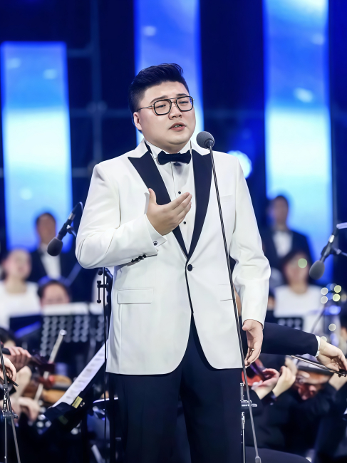 Han Peng（Male tenor singer from Mainland China, soloist at the Shanghai ...