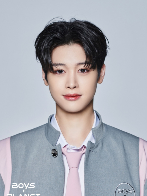 Ma Jingxiang（Member of the South Korean male singing and dancing