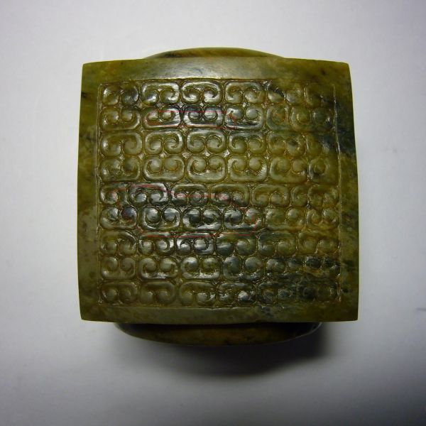 玉琮（古代中国の内側が円形で外側が方形の筒状の玉製礼器。）_百度百科