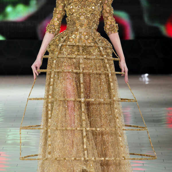 Alexander McQueenBritish renowned fashion designer_Baiduwiki