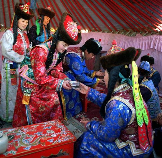 Mongolian traditional costume_Baiduwiki