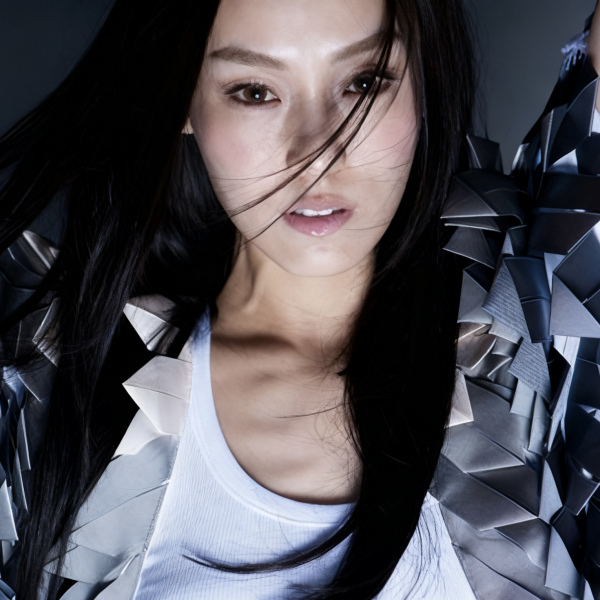 Fan Fan（中国籍の華語ポップスの女性歌手、女優、司会者。）_百度百科