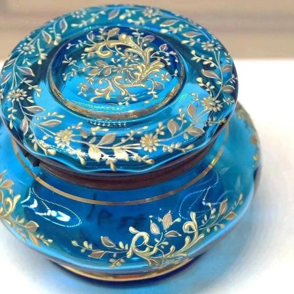 清時代の藍色ガラス金彩花卉文蓋付き壺_百度百科