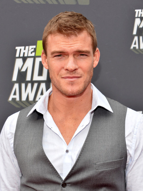Alan Ritchson（American male actor, director, and screenwriter.）_Baiduwiki