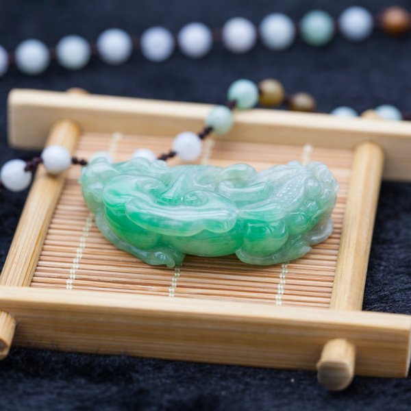 翡翠（岩石質の玉級多結晶集合体）_百度百科