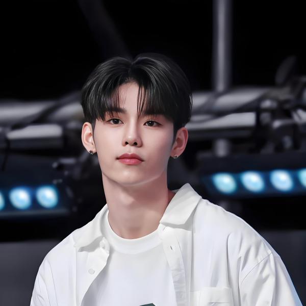 イ・ジョンヒョン（韓国の男性アイドルグループEVNNEのメンバー。）_