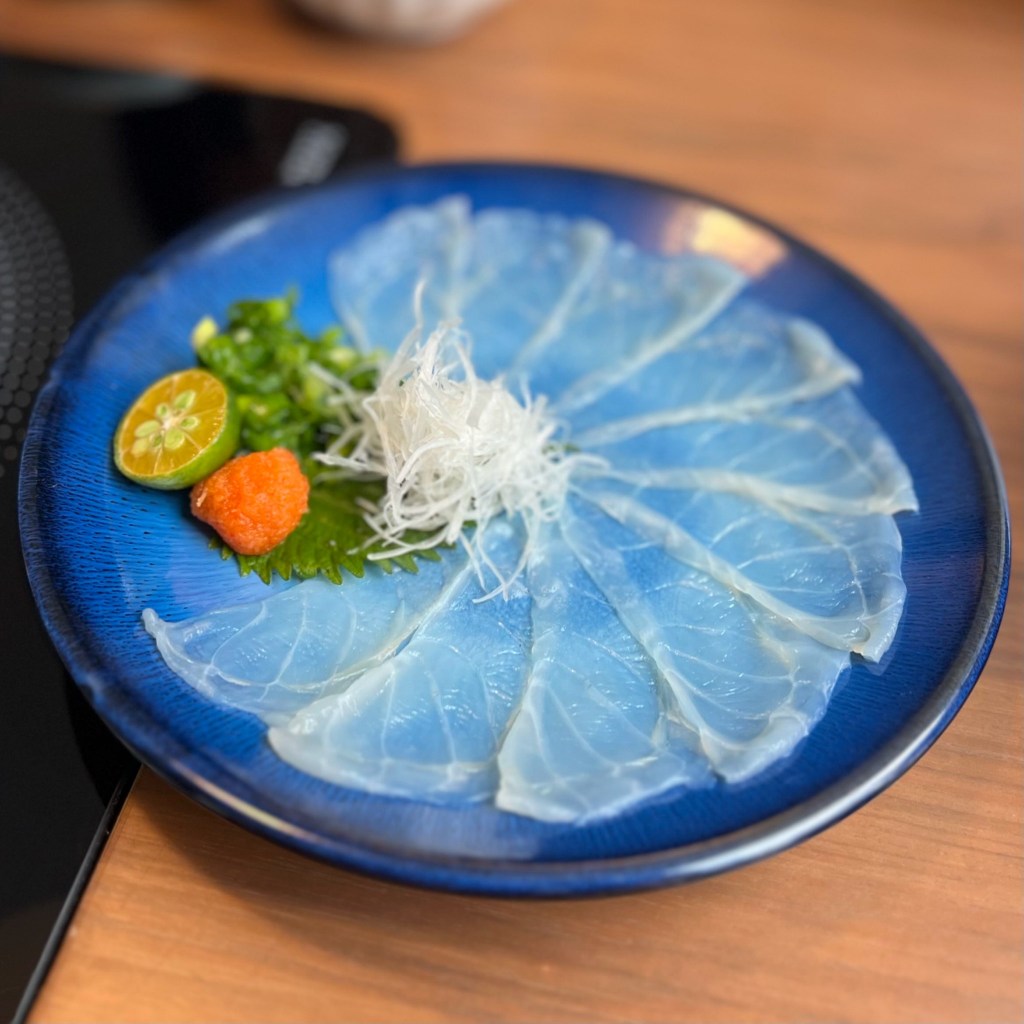Sashimi（新鮮な魚介類を生のまま薄く切り、調味料をつけて食べる料理