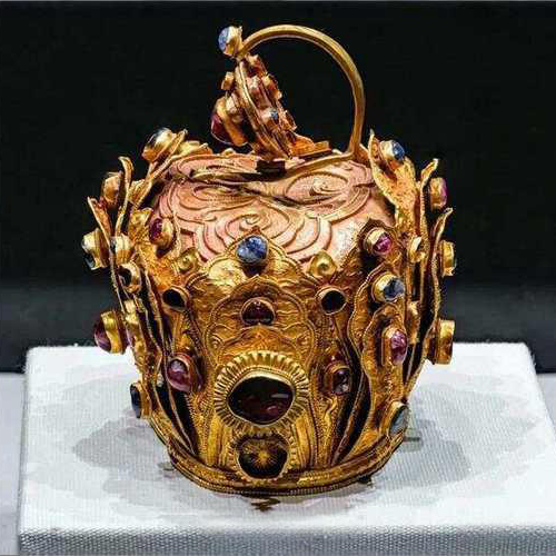 明代成化年間の金細工細工に宝石象嵌を施した茶器セット 明代の金細工のルビーとサファイアの冠_百度百科