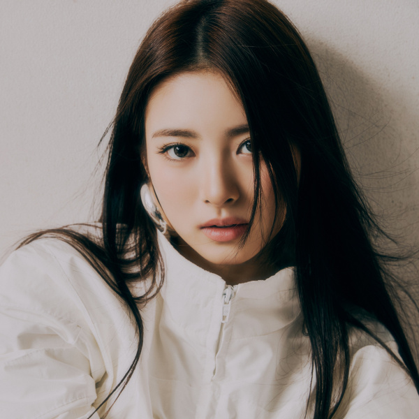 アンナ（日本の女性歌手、女優、モデル、司会者、女性グループMEOVVの