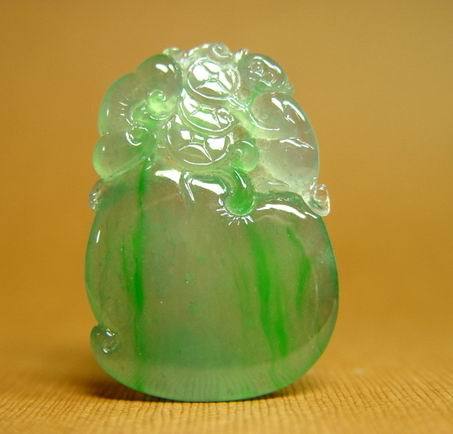 #【本翡翠】天然ジェダイト #鼻煙壺 #氷糯種 陽緑 透過良 結晶有 龍耳彫刻 濃い緑ひすいジェダイト本翡翠デか螺旋菊花紋ヒキュウ彫刻天然石紐