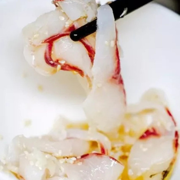 Sashimi（新鮮な魚介類を生のまま薄く切り、調味料をつけて食べる料理