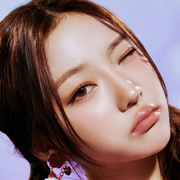 キム・ダヒョン（韓国とカナダの二重国籍を持つ女性歌手であり、女性