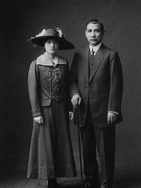 宋慶齢と孫文の結婚後の記念写真_百度百科