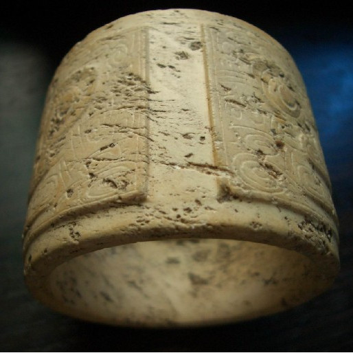 玉琮（古代中国の内側が円形で外側が方形の筒状の玉製礼器。）_百度百科