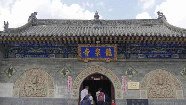 龍泉寺（山西省五台山にある宋代の古寺で、民国時代の石彫藝術で知 