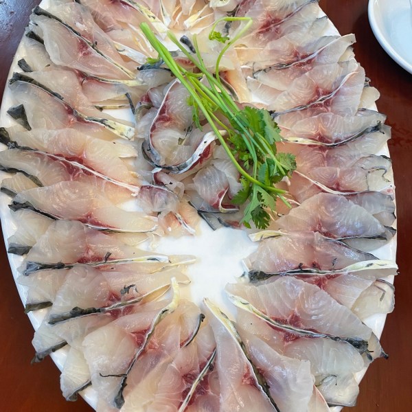 Sashimi（新鮮な魚介類を生のまま薄く切り、調味料をつけて食べる料理