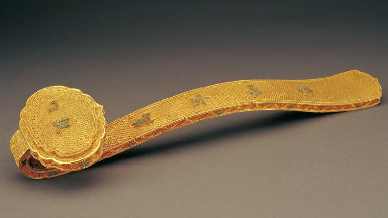 清朝の乾隆帝の時代に作られた、エナメルと金象嵌を施した大きな玉器 2
