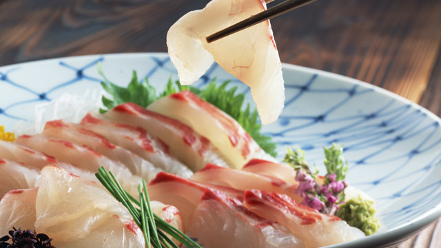 さしみページ Sashimi（新鮮な魚介類を生のまま薄く切り、調味料をつけて食べる料理