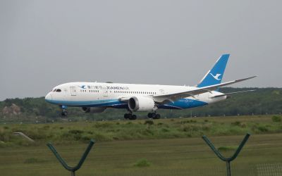 Boeing787-8（A medium-sized, twin-aisle, twin-engine jet airliner