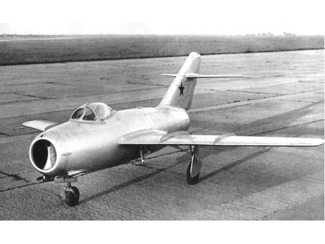 Mikoyan MiG-15（20世紀40年代にソ連が開発した第一世代ジェット戦闘機